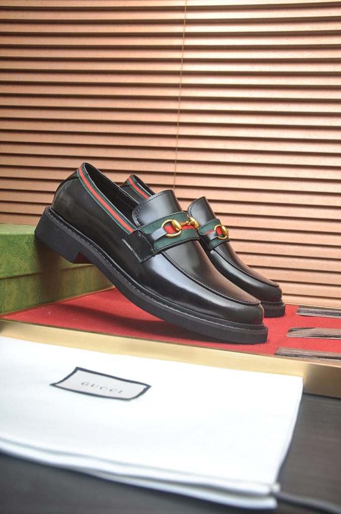 GUCCI メンズ ローファー ブラック グリーンレッドストライプ ゴールドバックル ファッション シューズ 🥾 - 画像 2