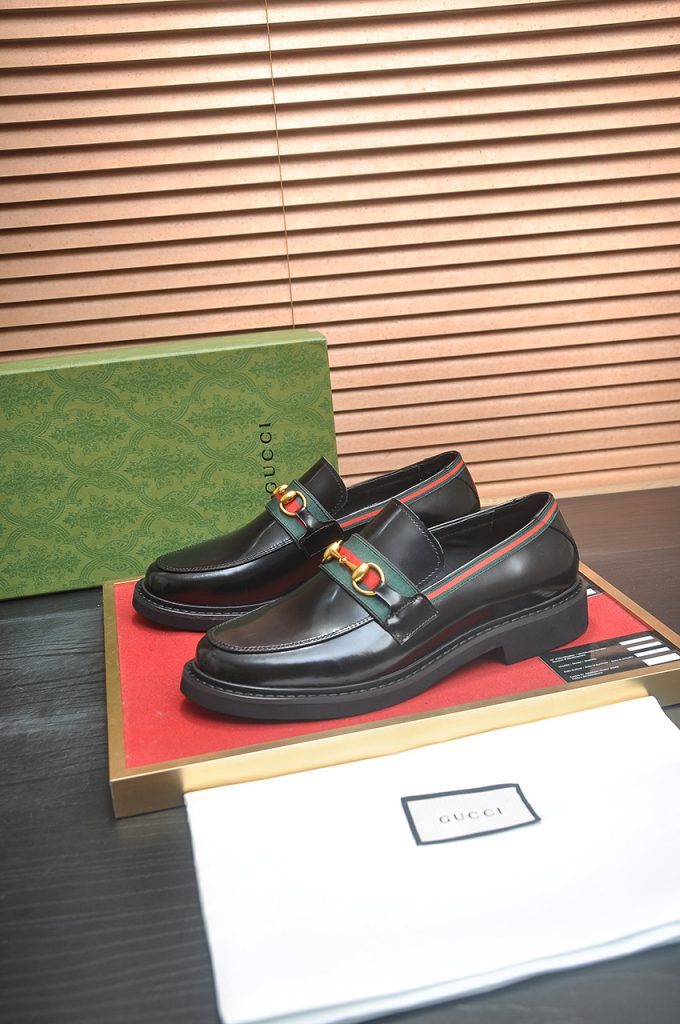 GUCCI メンズ ローファー ブラック グリーンレッドストライプ ゴールドバックル ファッション シューズ 🥾 - 画像 3