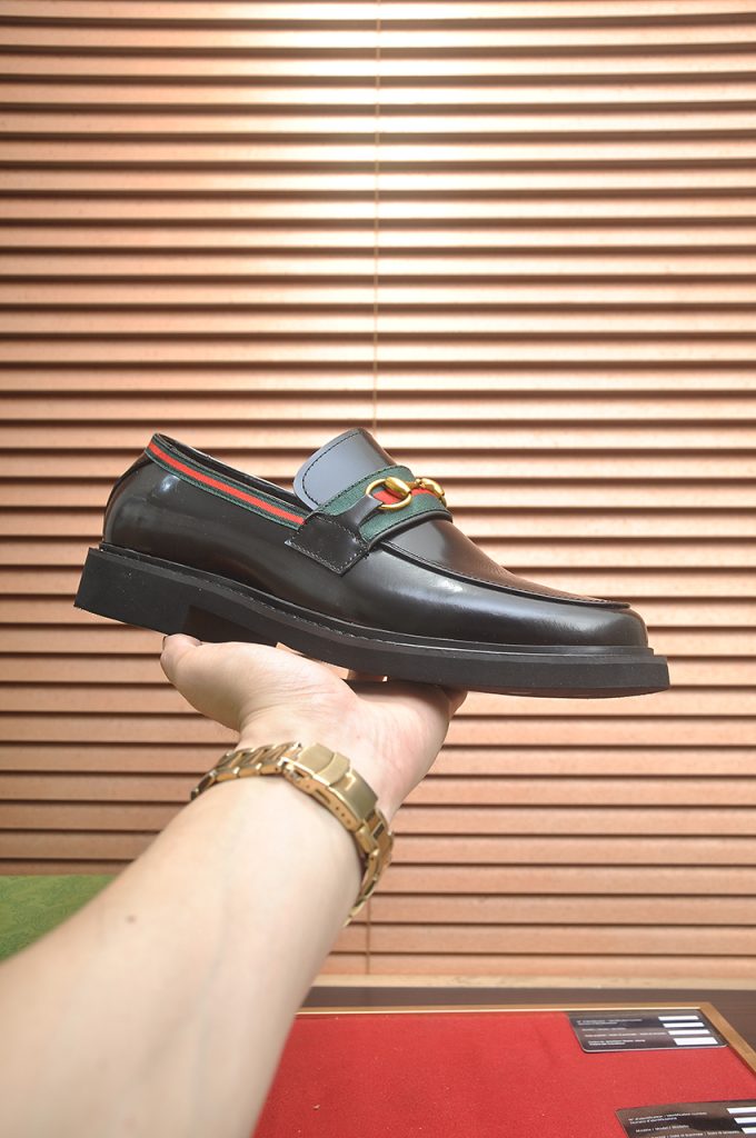 GUCCI メンズ ローファー ブラック グリーンレッドストライプ ゴールドバックル ファッション シューズ 🥾 - 画像 4