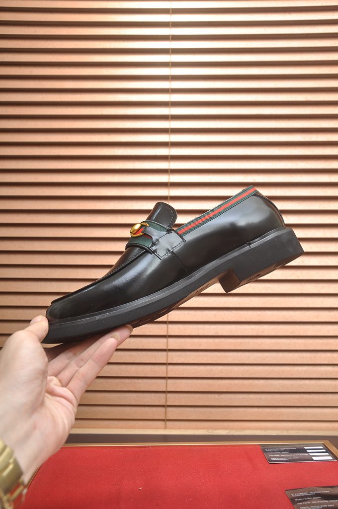 GUCCI メンズ ローファー ブラック グリーンレッドストライプ ゴールドバックル ファッション シューズ 🥾 - 画像 5