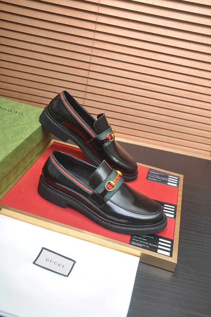GUCCI メンズ ローファー ブラック グリーンレッドストライプ ゴールドバックル ファッション シューズ 🥾 - 画像 6