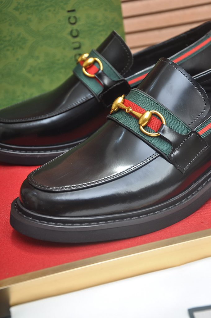 GUCCI メンズ ローファー ブラック グリーンレッドストライプ ゴールドバックル ファッション シューズ 🥾 - 画像 8