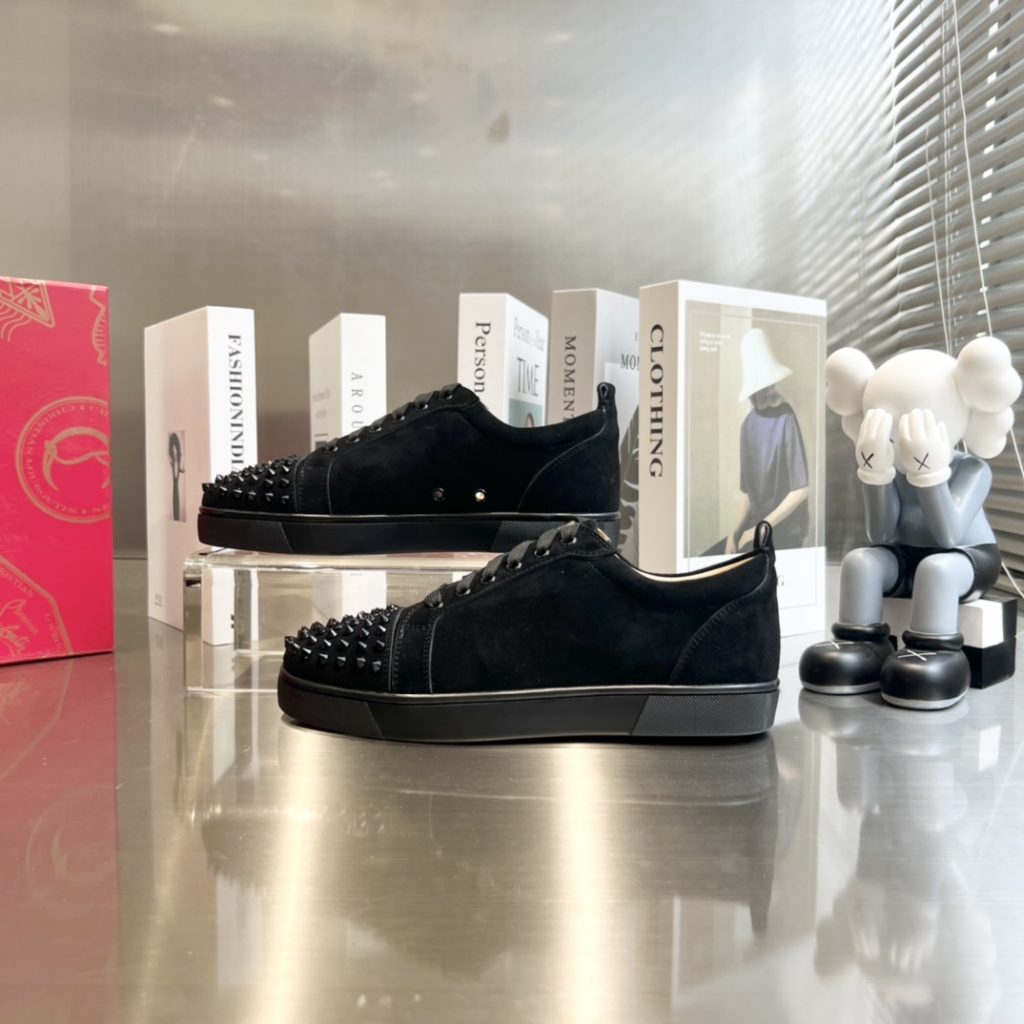 クラシックなデザインの レディース スニーカー 🖤 ブラック スエード素材のスパイク付きで、スタイリッシュな印象。 👠 この靴は、履き心地も良く、普段使いに最適です。 🌟 00264 - 画像 3