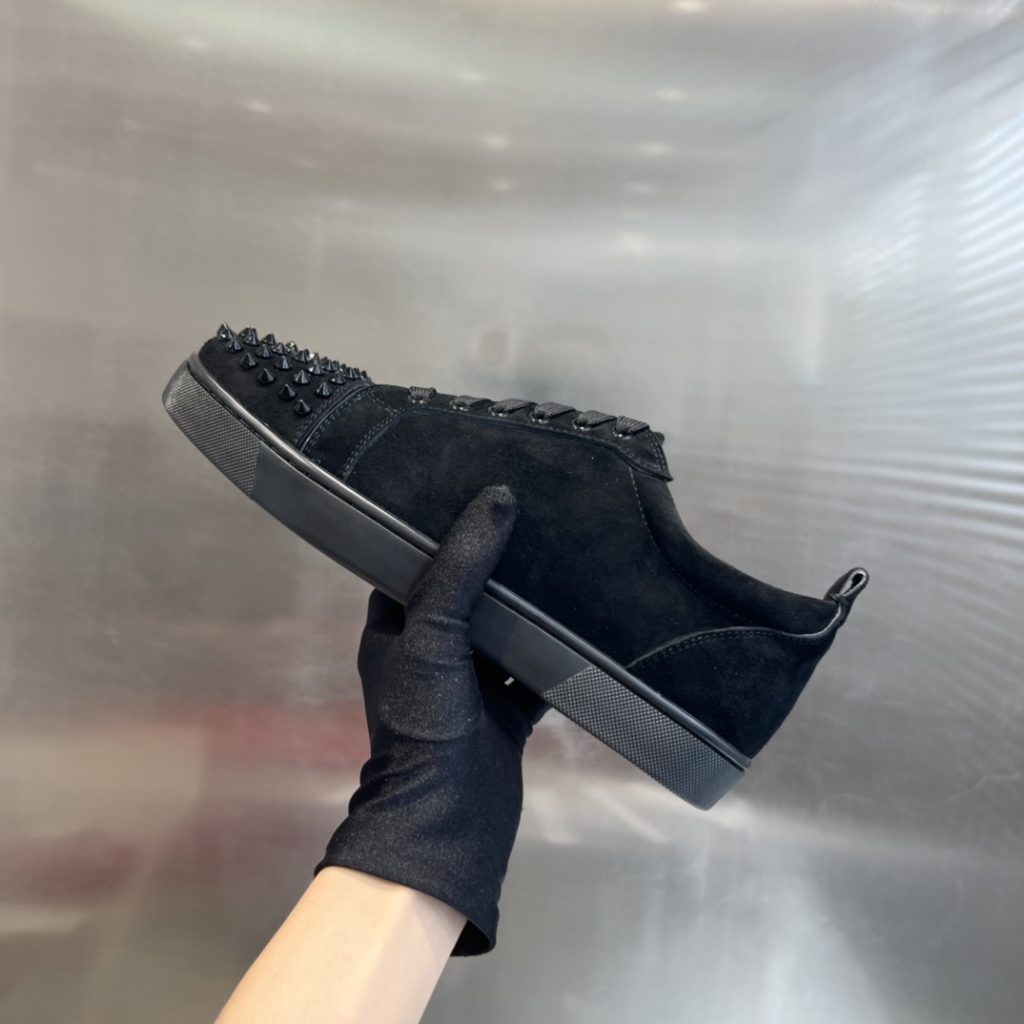 クラシックなデザインの レディース スニーカー 🖤 ブラック スエード素材のスパイク付きで、スタイリッシュな印象。 👠 この靴は、履き心地も良く、普段使いに最適です。 🌟 00264 - 画像 4