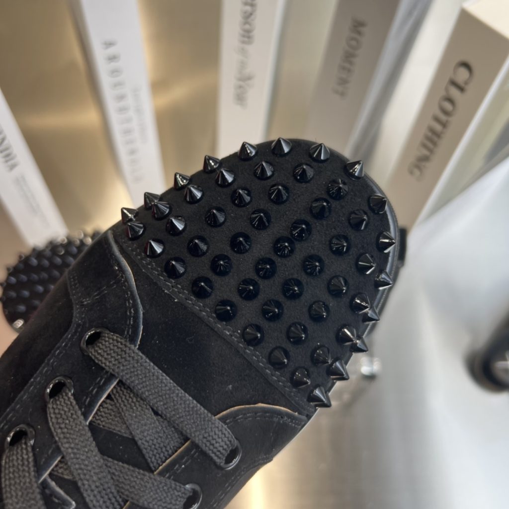 クラシックなデザインの レディース スニーカー 🖤 ブラック スエード素材のスパイク付きで、スタイリッシュな印象。 👠 この靴は、履き心地も良く、普段使いに最適です。 🌟 00264 - 画像 5