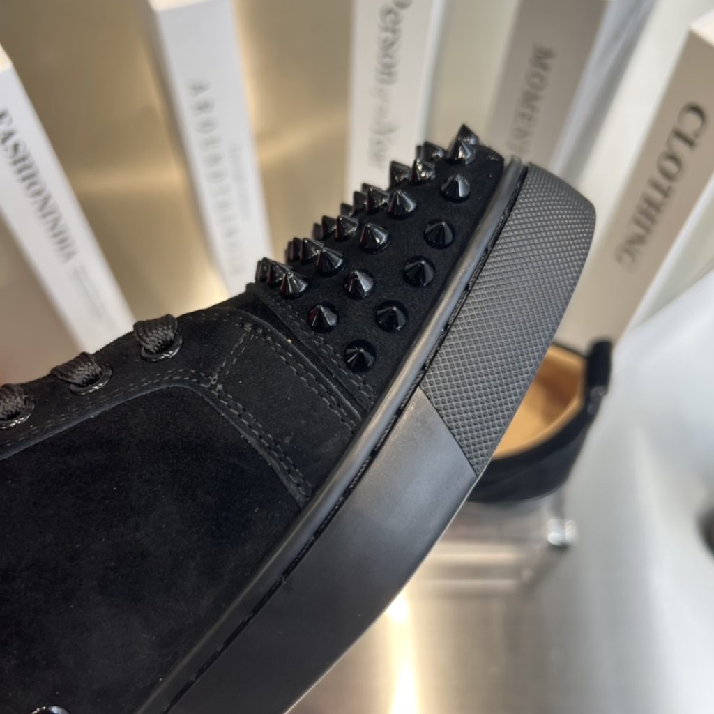 クラシックなデザインの レディース スニーカー 🖤 ブラック スエード素材のスパイク付きで、スタイリッシュな印象。 👠 この靴は、履き心地も良く、普段使いに最適です。 🌟 00264 - 画像 6