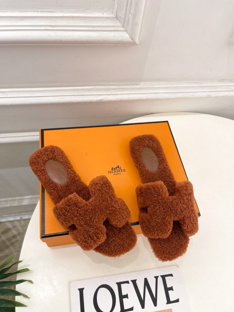 エレガントな HERMÈS レディース フラットシューズ 37 カラー：ブラウン 🐶 - 画像 2