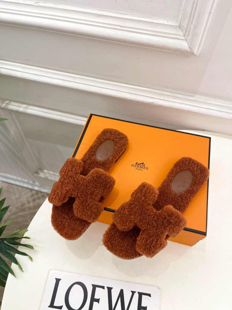 エレガントな HERMÈS レディース フラットシューズ 37 カラー：ブラウン 🐶 - 画像 3