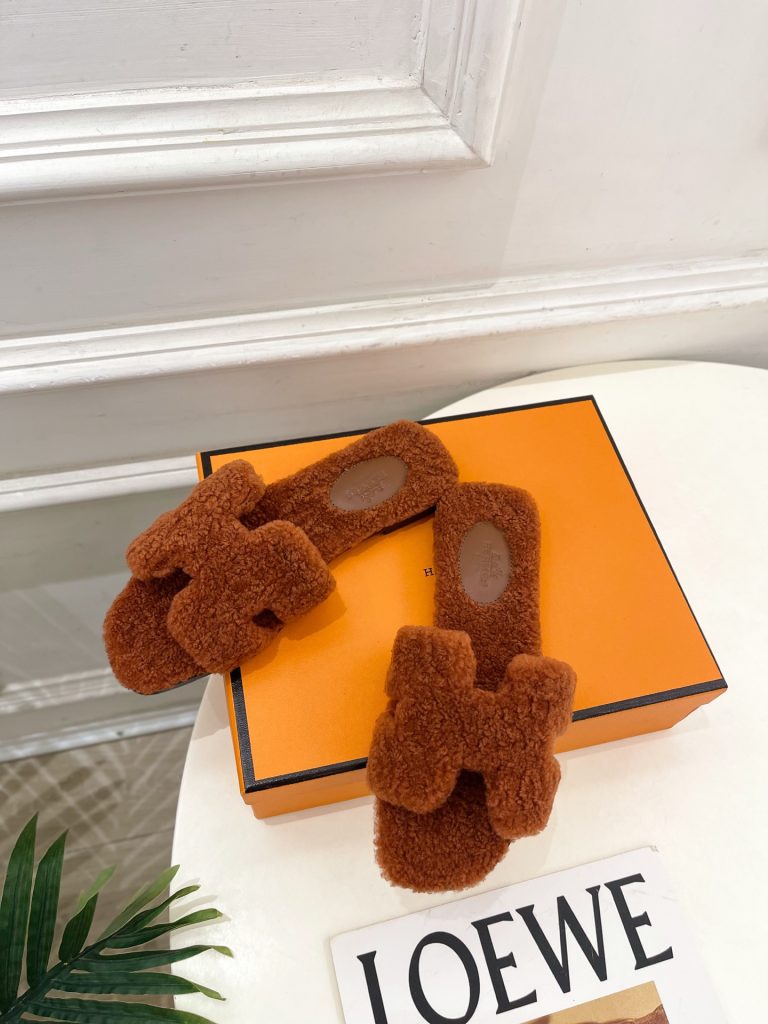 エレガントな HERMÈS レディース フラットシューズ 37 カラー：ブラウン 🐶 - 画像 4