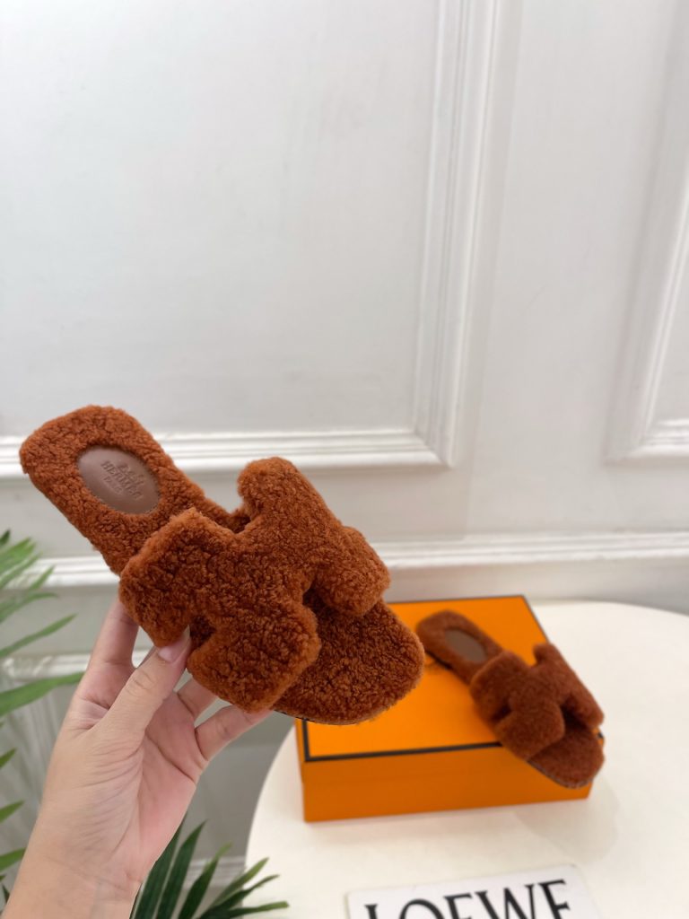 エレガントな HERMÈS レディース フラットシューズ 37 カラー：ブラウン 🐶 - 画像 5