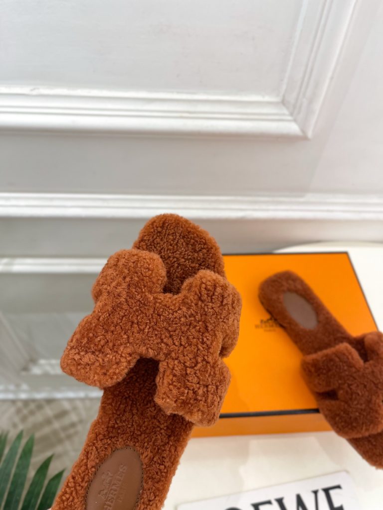 エレガントな HERMÈS レディース フラットシューズ 37 カラー：ブラウン 🐶 - 画像 7