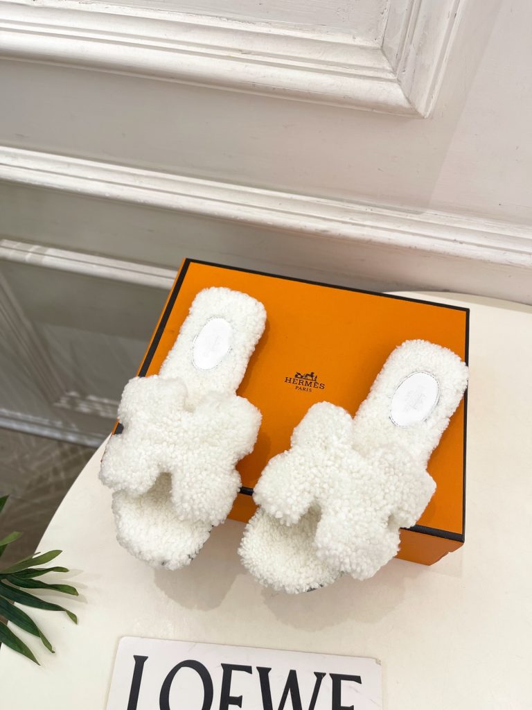 エレガントな HERMÈS フェイクファー フラットサンダル 2色 ホワイト クリーム 37サイズ 🧥 - 画像 3