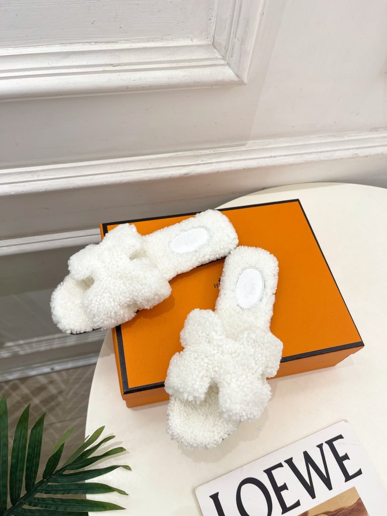 エレガントな HERMÈS フェイクファー フラットサンダル 2色 ホワイト クリーム 37サイズ 🧥 - 画像 4