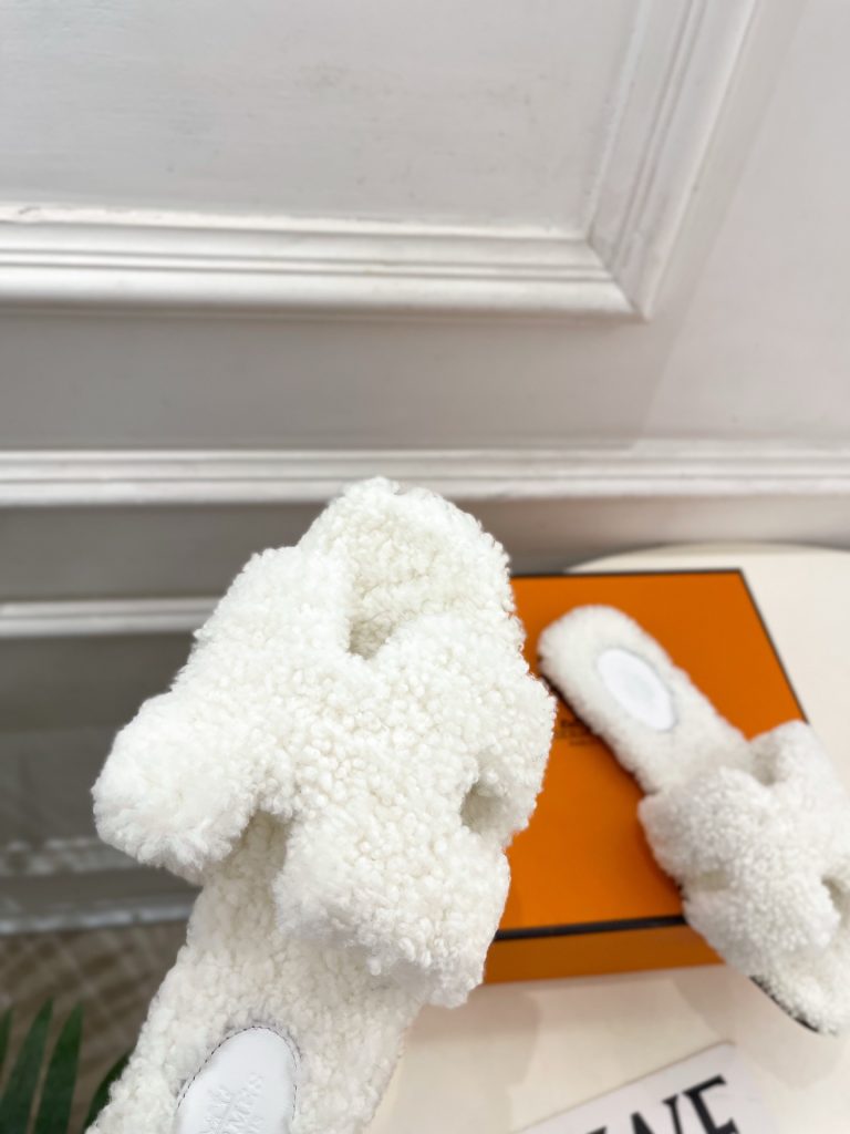 エレガントな HERMÈS フェイクファー フラットサンダル 2色 ホワイト クリーム 37サイズ 🧥 - 画像 6