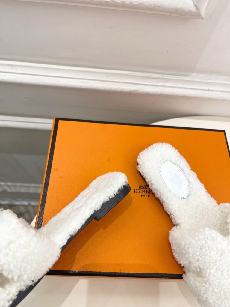 エレガントな HERMÈS フェイクファー フラットサンダル 2色 ホワイト クリーム 37サイズ 🧥 - 画像 7