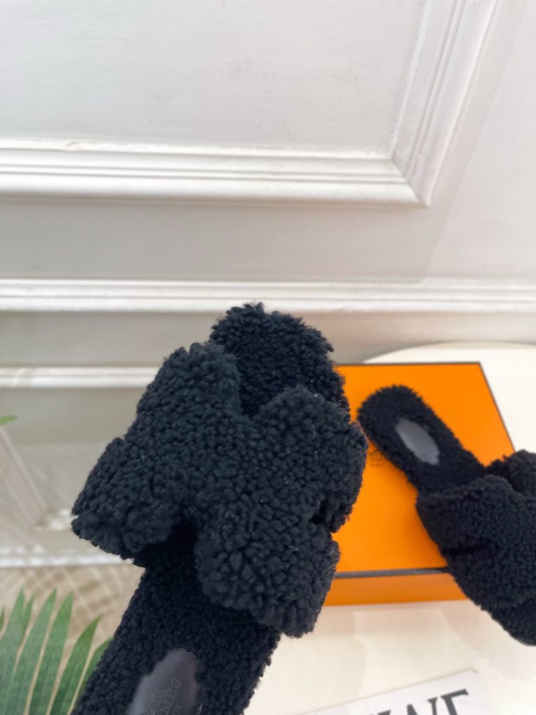 エレガントな HERMÈS フェイクファー フラットサンダル 黒 1色 🐾 - 画像 6