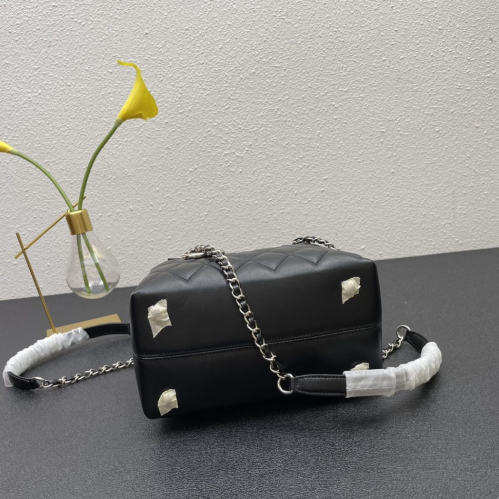 シャネル　CHANEL　ボスドンバッグ　ブラック　ホワイト　ハンドバッグ　ショルダーバッグ　2色 - 画像 4