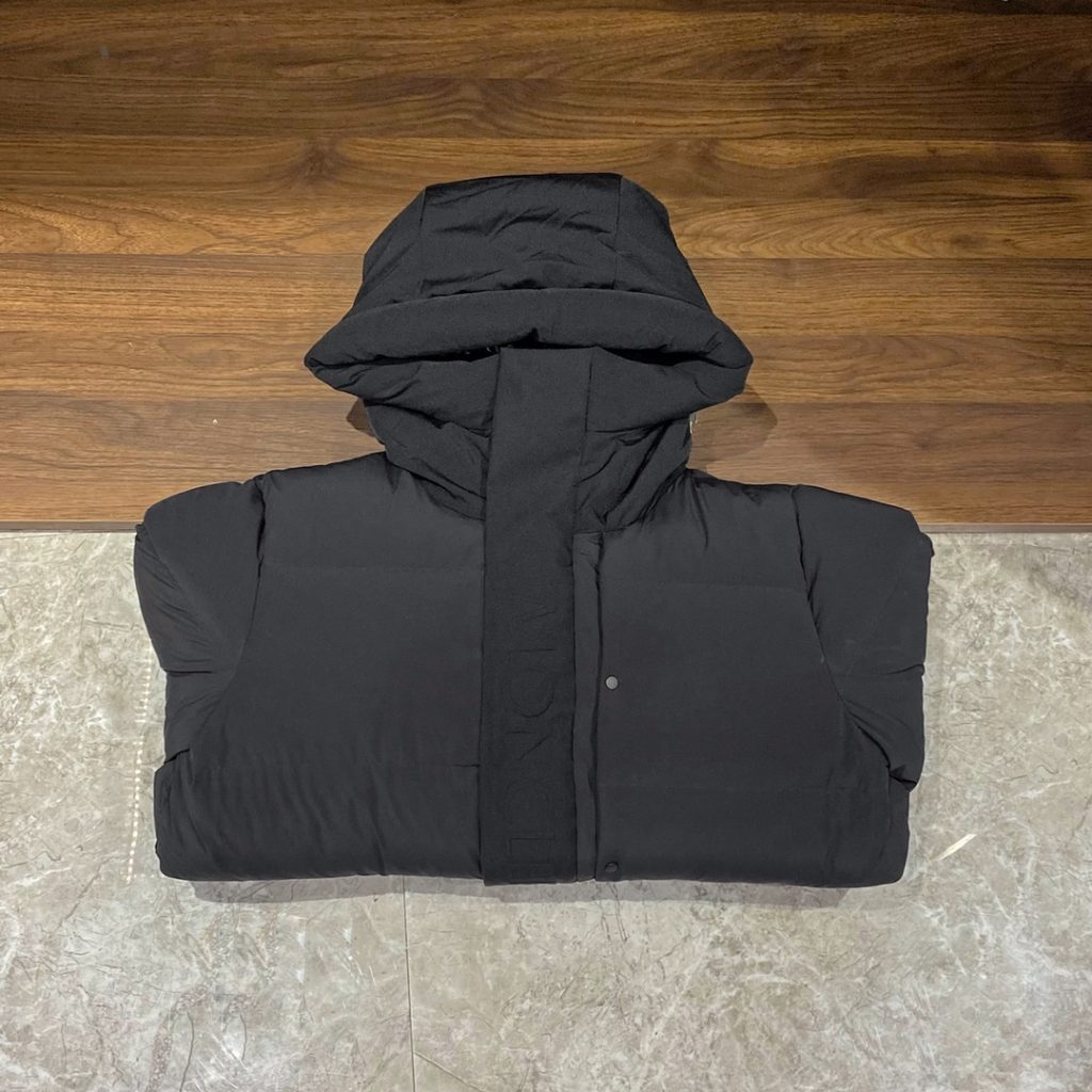 秋冬限定　22/23AW　MONCLER 　モンクレール　MADEIRA　 ショートダウンジャケット　ダウンジャケット　フード付き　ロゴ　3色 - 画像 2