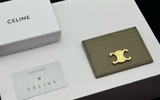シルバー系カードケースを服に合わせるなら見るべき3点
