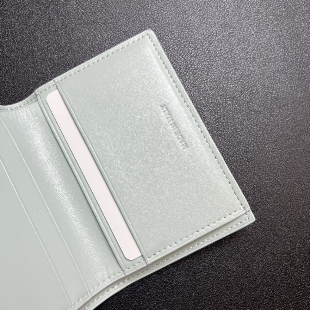 セリーヌ 財布 ミニ二つ折り カードケース 3色 ターンロック レザー シリコン 3つ折り 114000円 #日系 - 画像 8