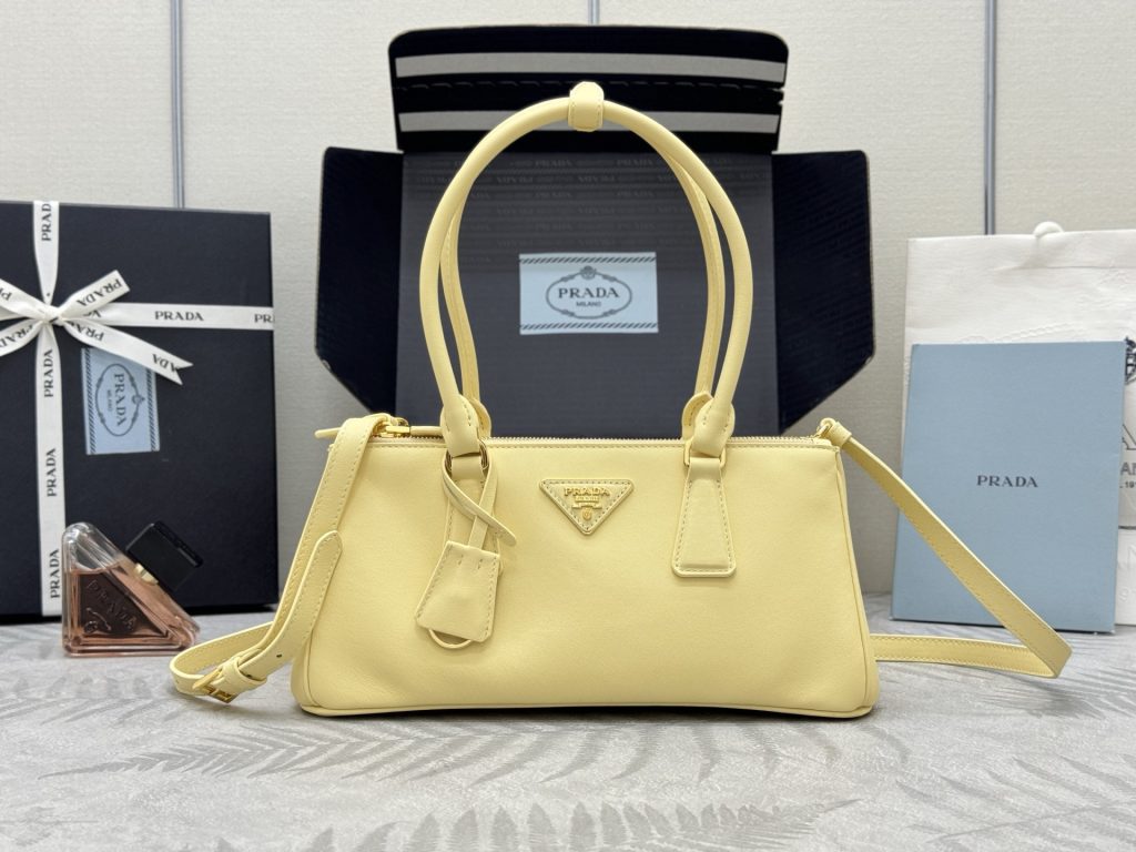 物価高でも選びやすいバッグ：Pradaを自然に取り入れる