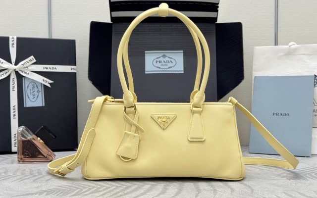 物価高でも選びやすいバッグ：Pradaを自然に取り入れる