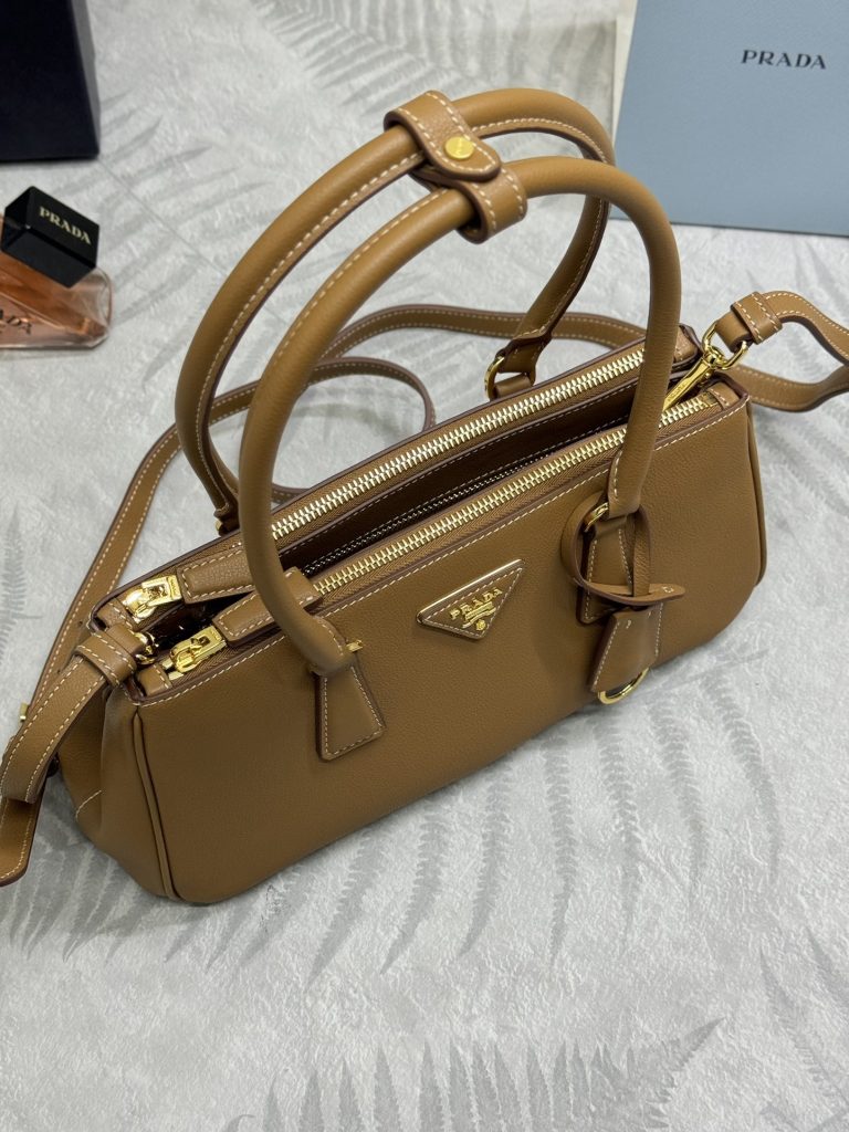 プラダ ハンドバッグ タン シボ加工 ショルダーストラップ付き 二重ファスナー - 画像 3