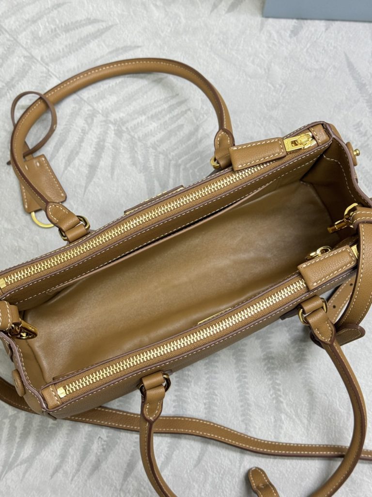 プラダ ハンドバッグ タン シボ加工 ショルダーストラップ付き 二重ファスナー - 画像 7
