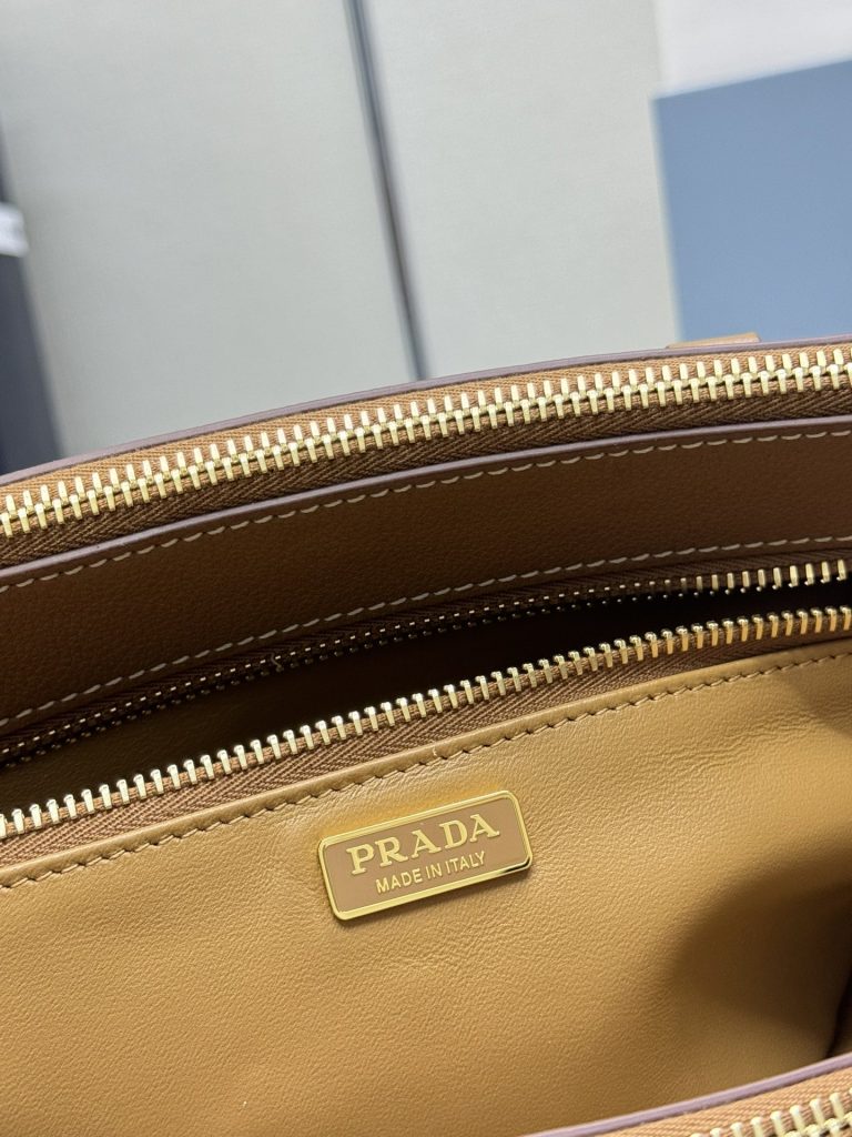 プラダ ハンドバッグ タン シボ加工 ショルダーストラップ付き 二重ファスナー - 画像 8