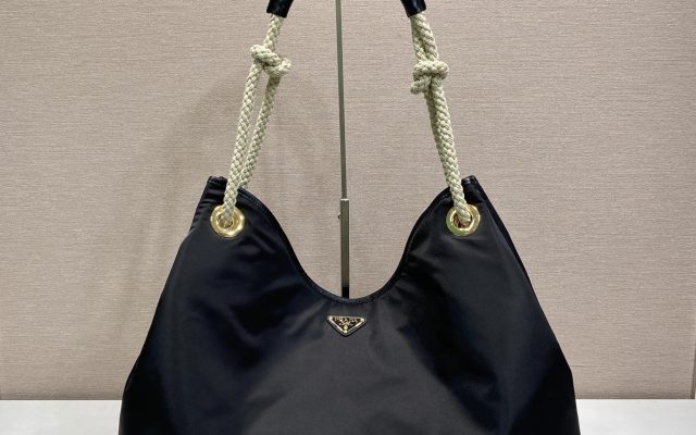 通勤目線で見るPradaのトートバッグの印象