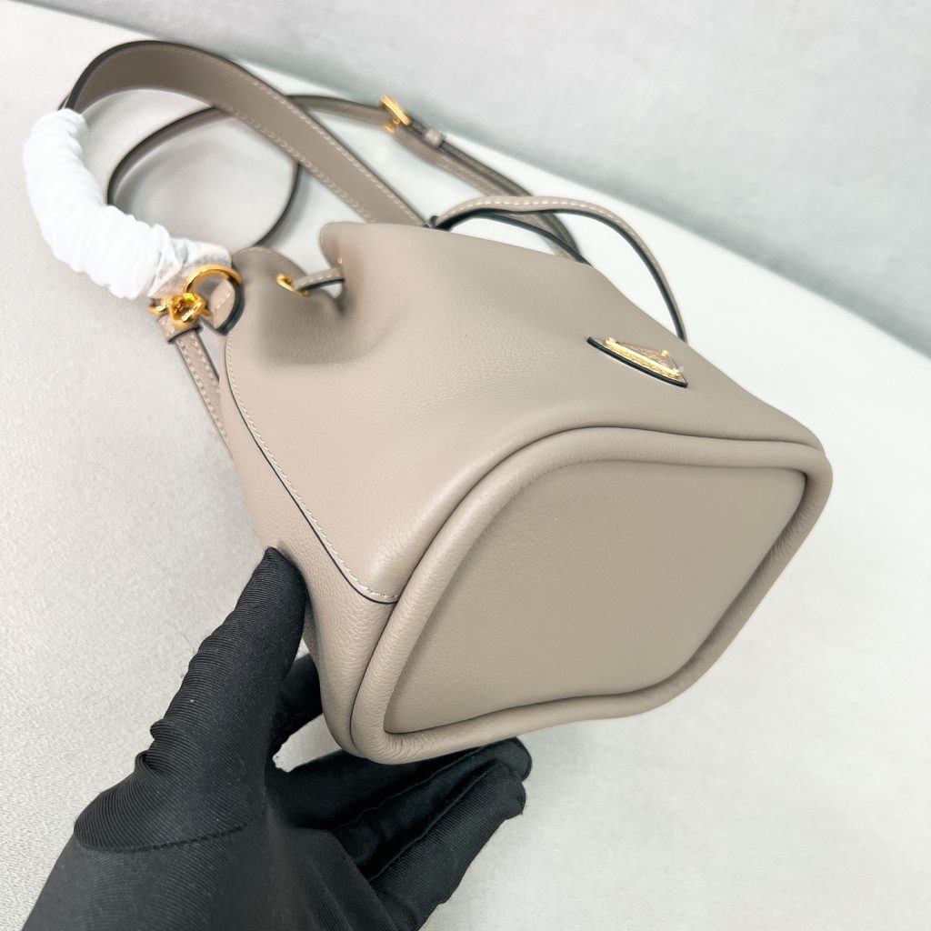 プラダ ミニバケットバッグ レザー グレー 19900円 - 画像 7