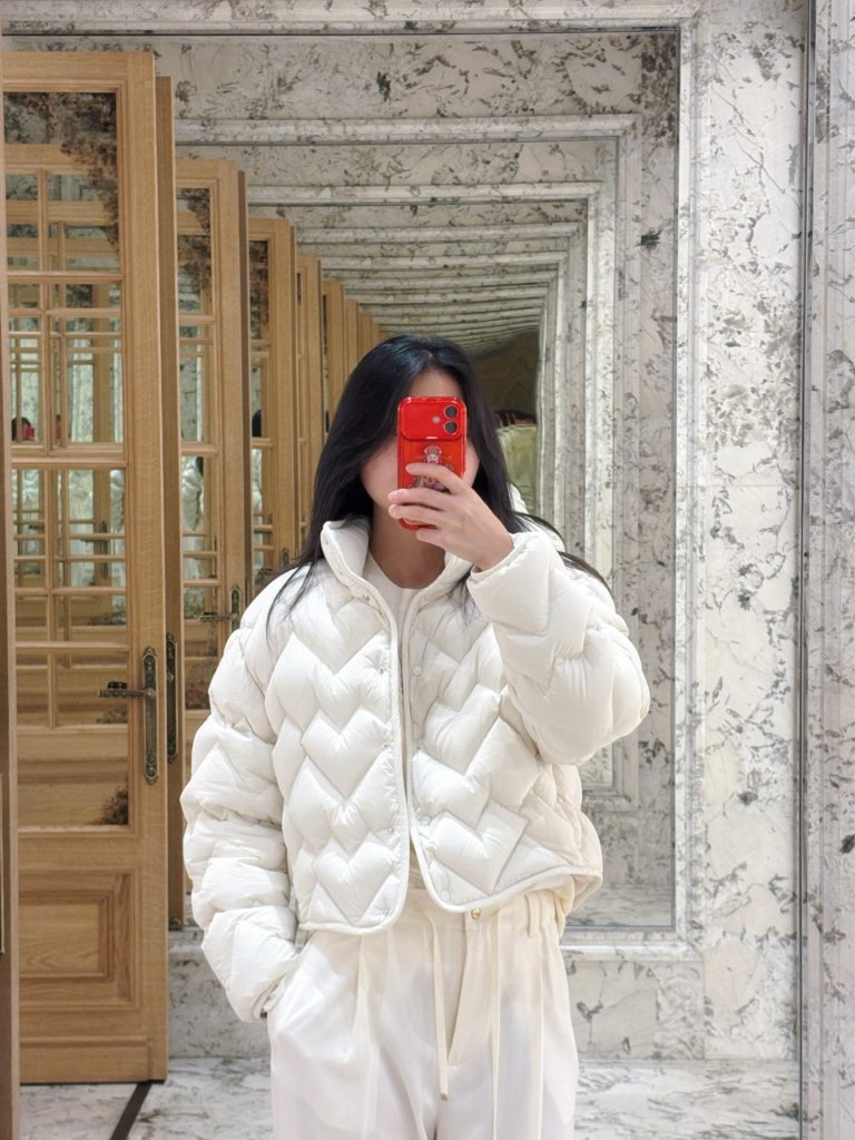 Moncler 550 25FW 三角波紋 ファッション ミニ丈 立襟 フェイクファー ホワイト - 画像 4