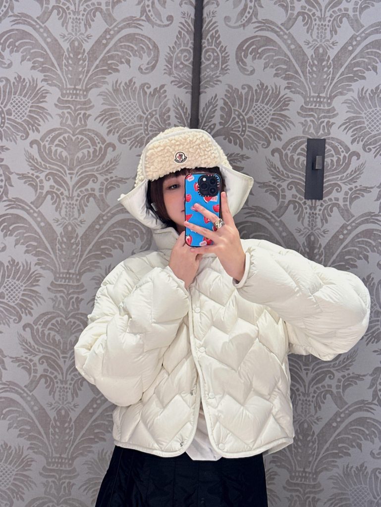 Moncler 550 25FW 三角波紋 ファッション ミニ丈 立襟 フェイクファー ホワイト - 画像 7