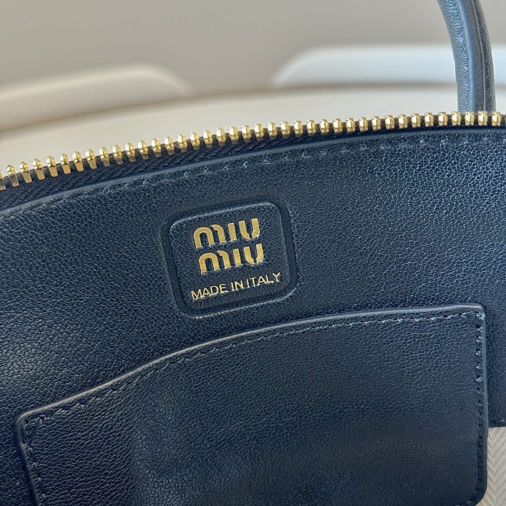 MIU MIU ハンドバッグ | ファッションアクセサリー | コンパクト | ブラック - 画像 8