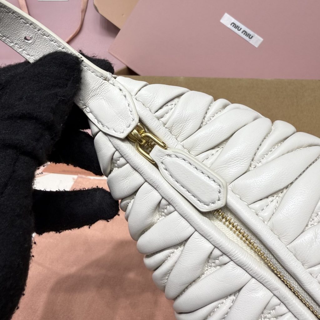 Miu Miu ミュウミュ ミニショルダー ミニバッグ | ホワイト 質感抜群のレザー製 - 画像 7