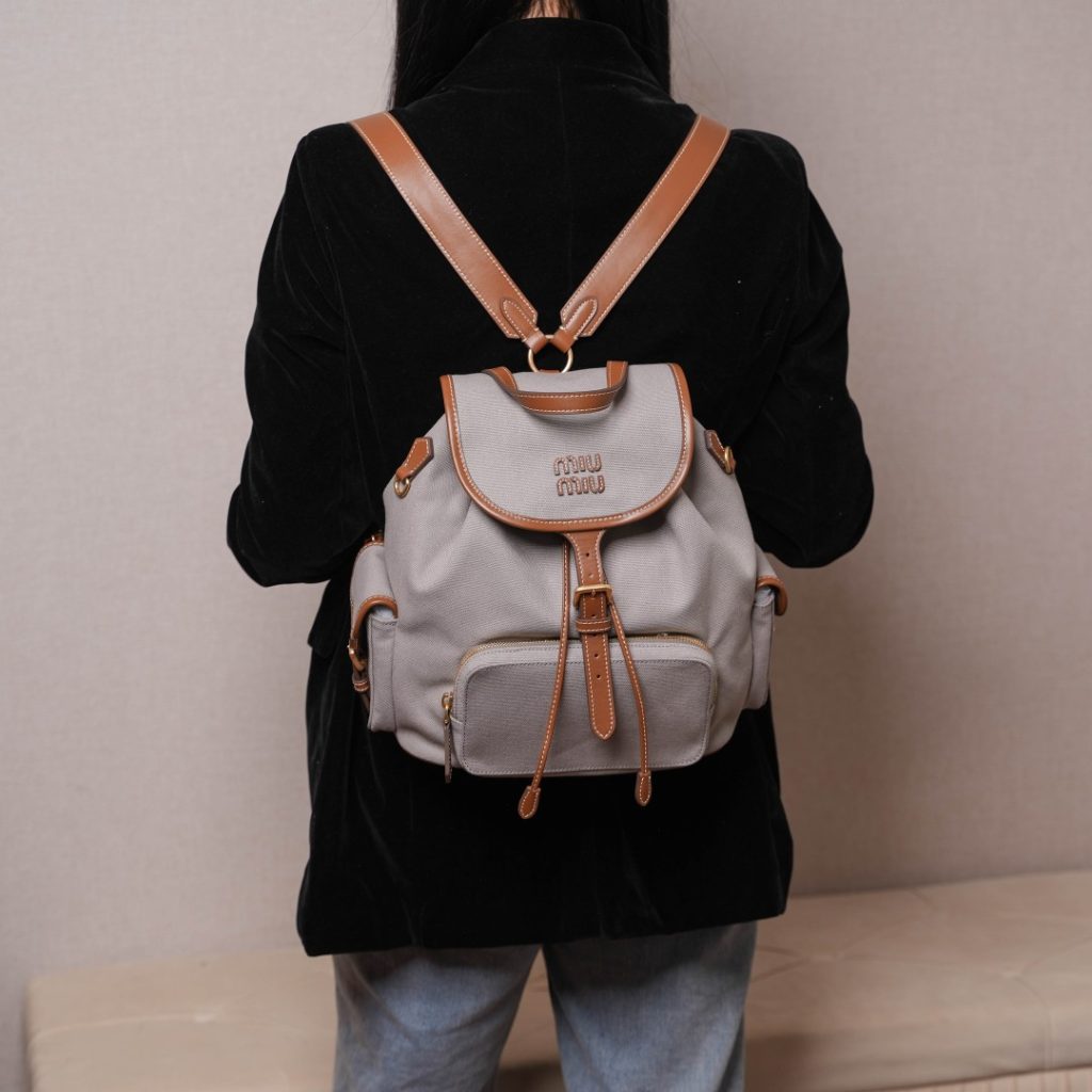 Miu Miu リュックサック | 軽量|グレー|キャンバス素材 - 画像 6