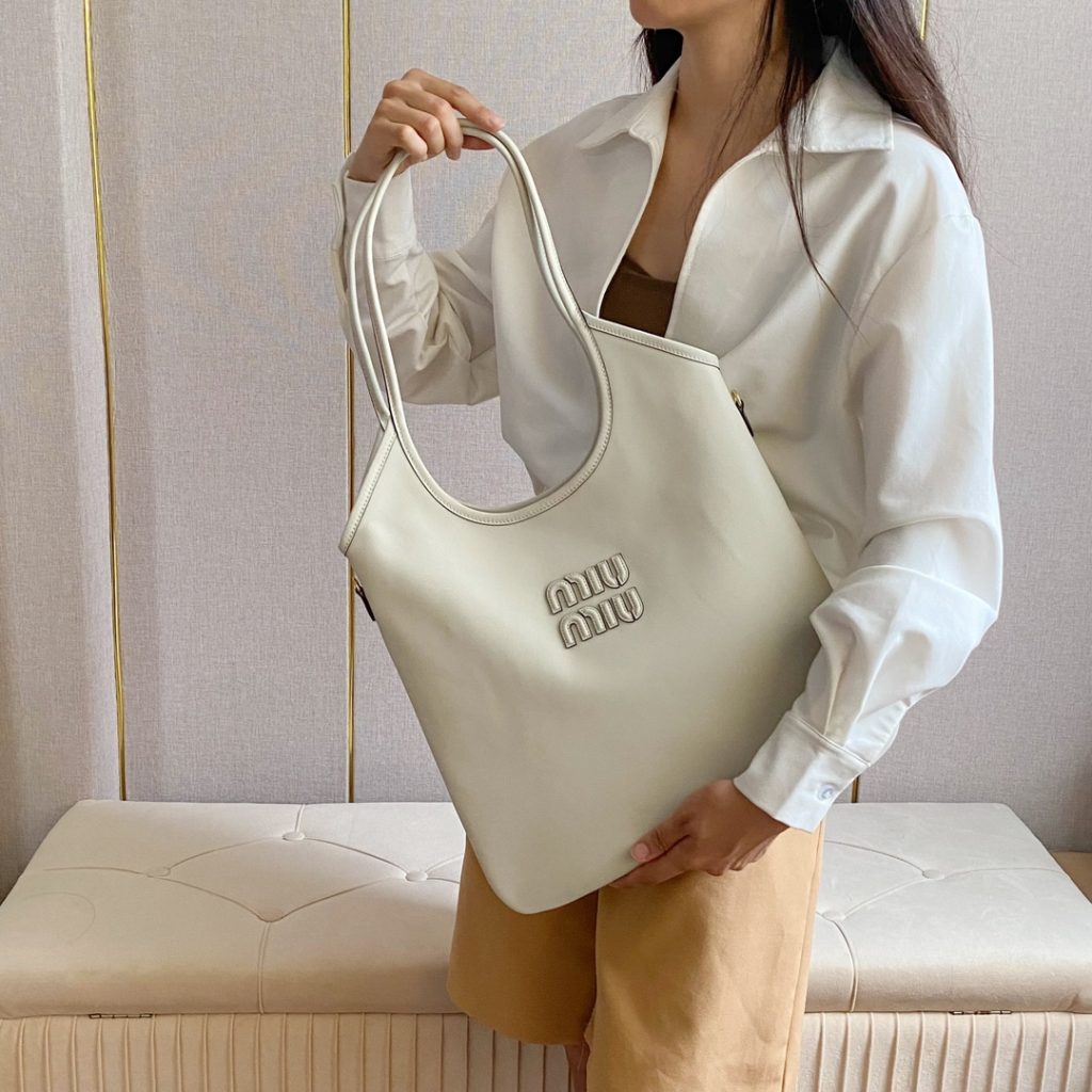 Miu Miu ハンドバッグ | 通勤用|軽量|白 - 画像 3