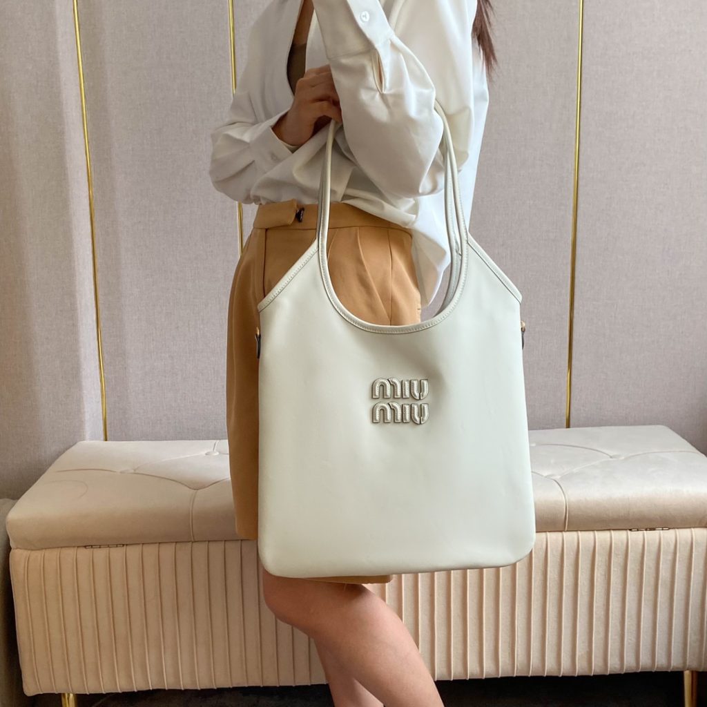 Miu Miu ハンドバッグ | 通勤用|軽量|白 - 画像 4