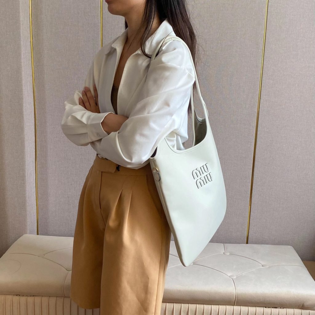 Miu Miu ハンドバッグ | 通勤用|軽量|白 - 画像 5