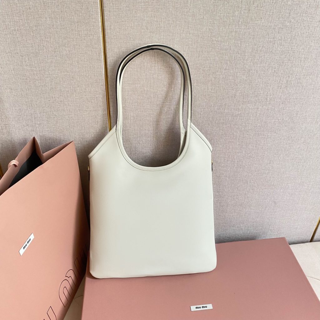 Miu Miu レディーストートバッグ | レザー 高級感 白色 - 画像 5
