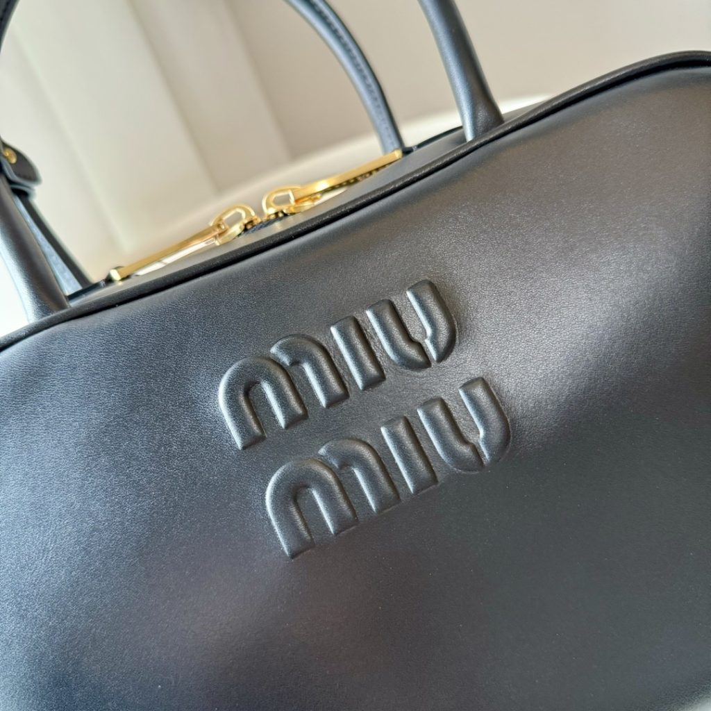Miu Miu バッグ 本革 ゴールドジップ 黒 - 画像 5