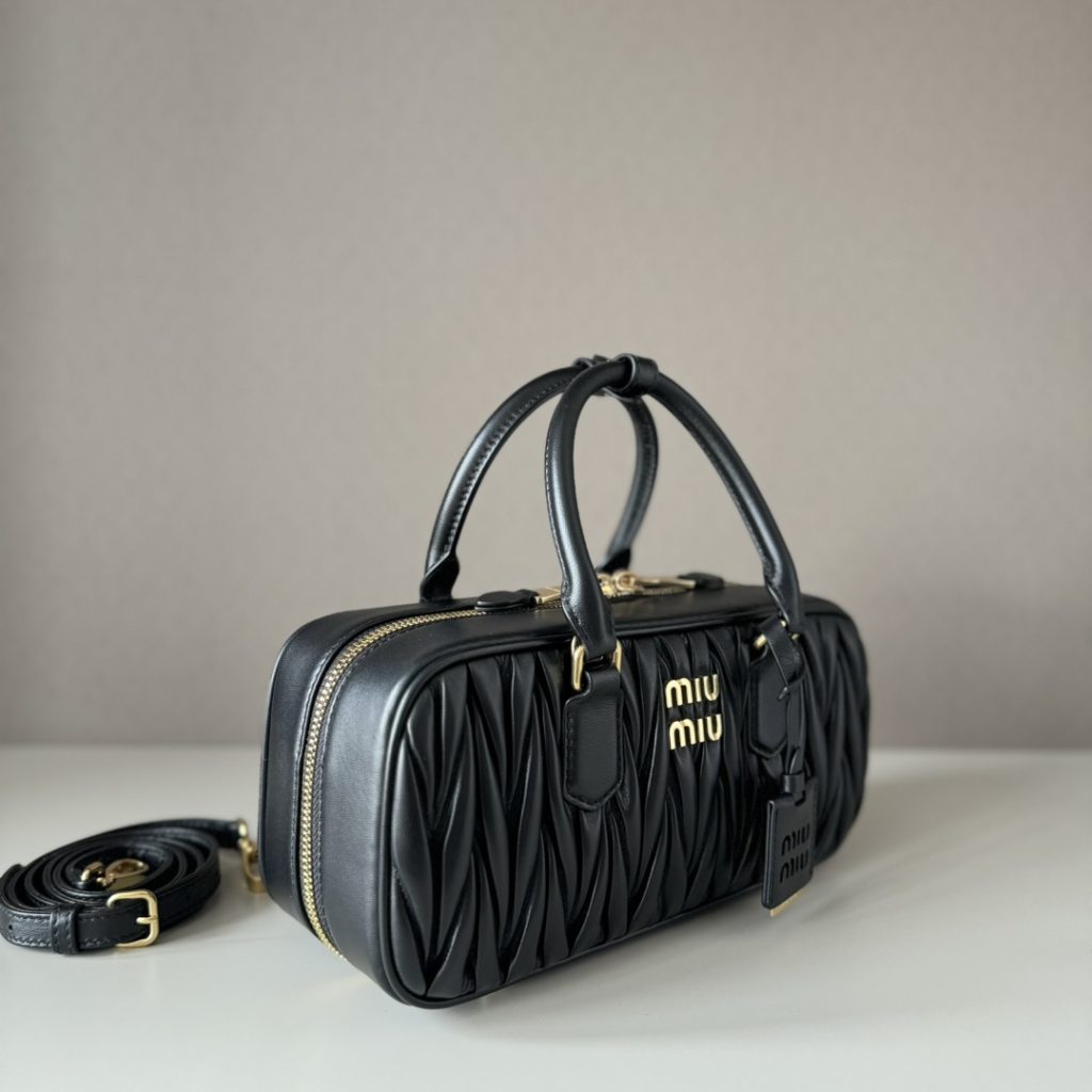 Miu Miu ミュウミュ レザー キャリーバッグ ブラック|コンパクト・軽量・収納力 - 画像 2