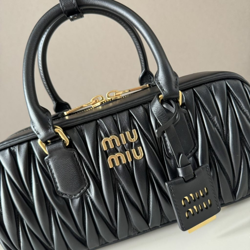 Miu Miu ミュウミュ レザー キャリーバッグ ブラック|コンパクト・軽量・収納力 - 画像 4