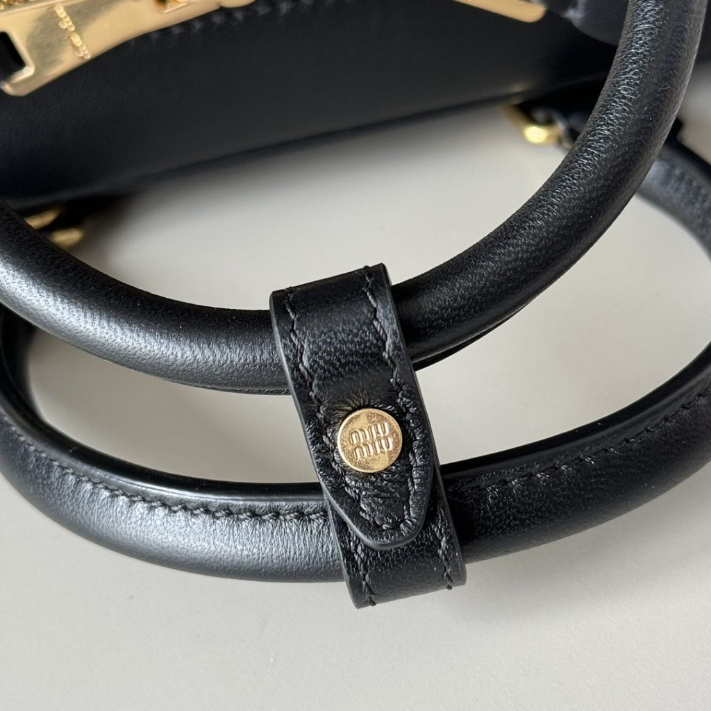 Miu Miu ミュウミュ レザー キャリーバッグ ブラック|コンパクト・軽量・収納力 - 画像 5