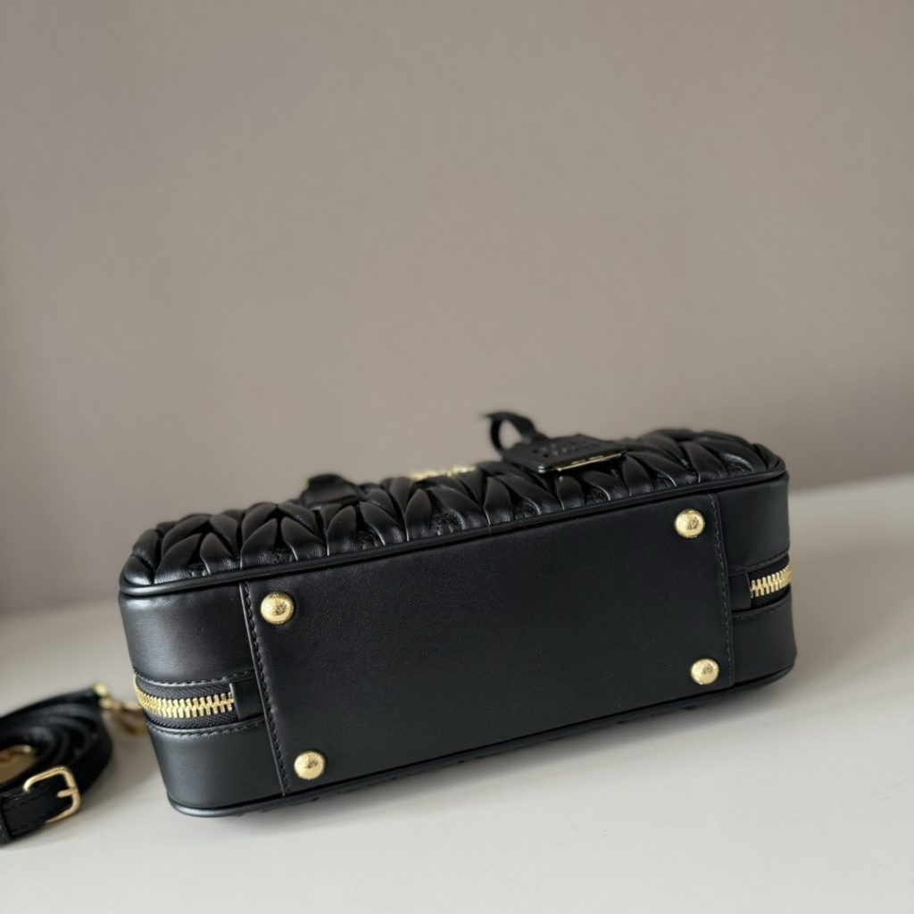 Miu Miu ミュウミュ レザー キャリーバッグ ブラック|コンパクト・軽量・収納力 - 画像 6