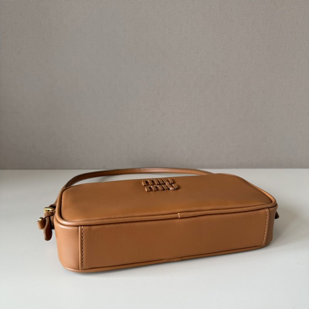 Miu Miu レザー キャメル ミニショルダーバッグ|コンパクト|オールド レザー - 画像 4
