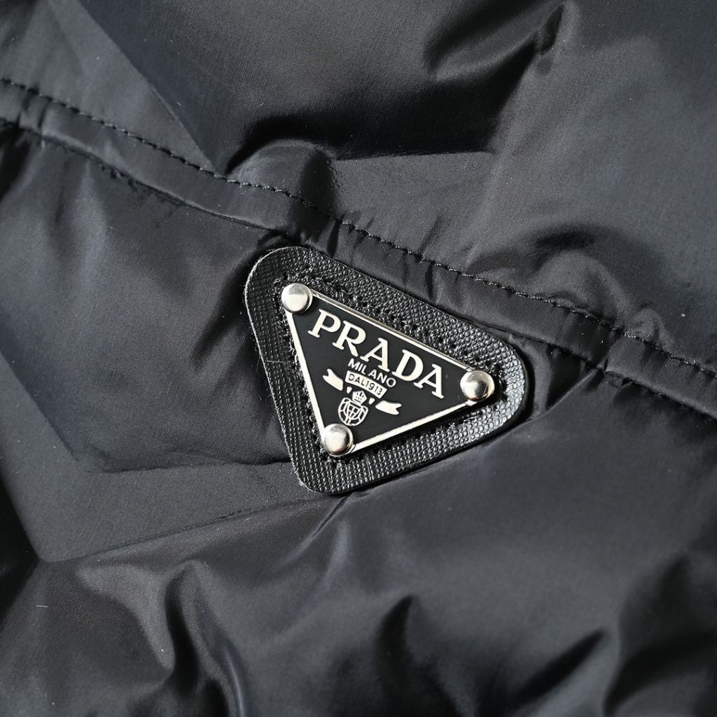 PRADA ダウンジャケット パデッドジャケット 高級ライン 本物 ブラック レザー調トリム 撥水加工 - 画像 3