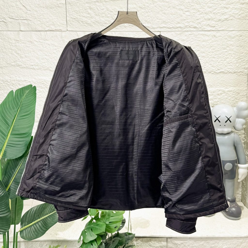 PRADA ダウンジャケット ミニサイズ ブラック ナイロン ジップアップ 2WAY レザーパッチ付き - 画像 5
