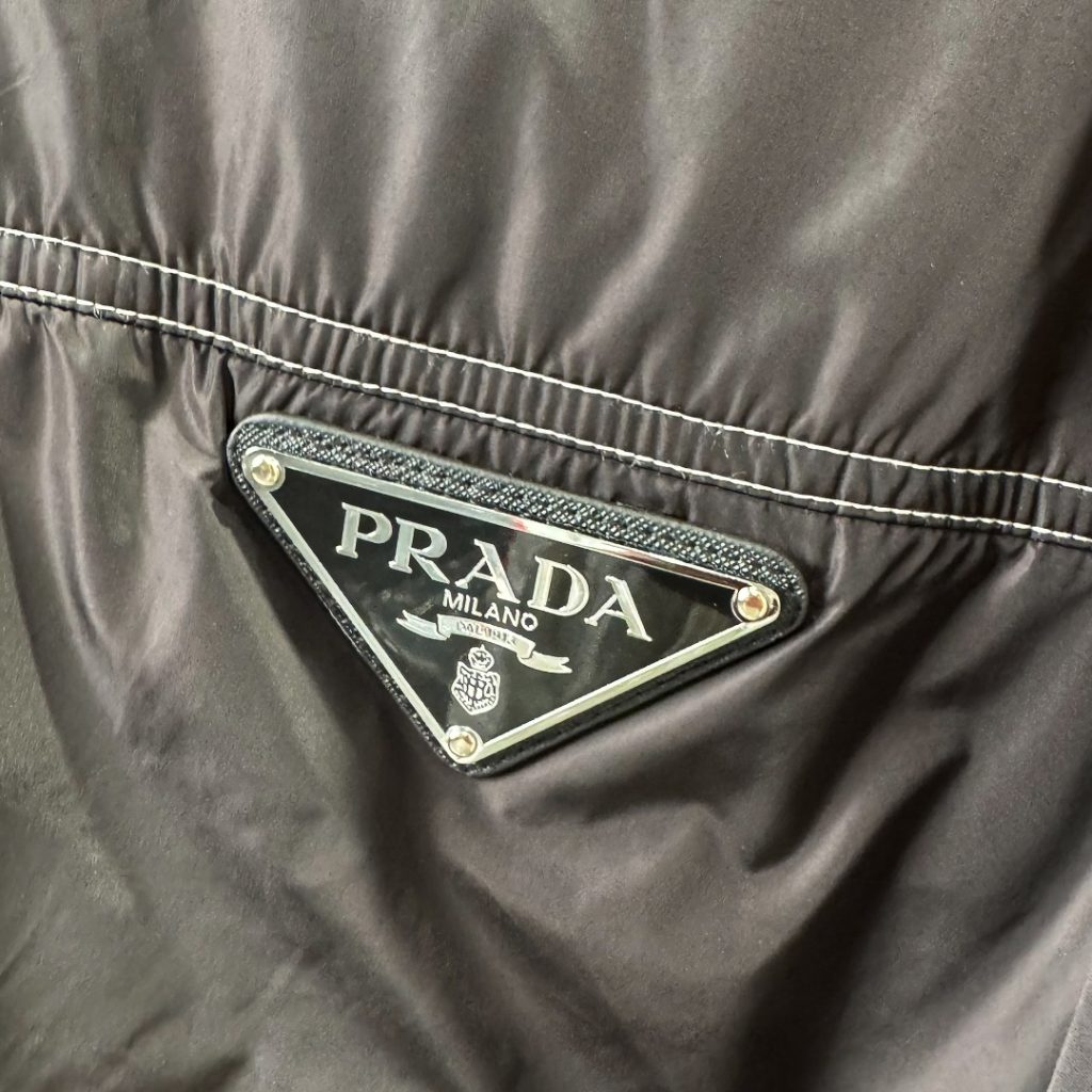 PRADA ダウンジャケット ミニサイズ ブラック ナイロン ジップアップ 2WAY レザーパッチ付き - 画像 8