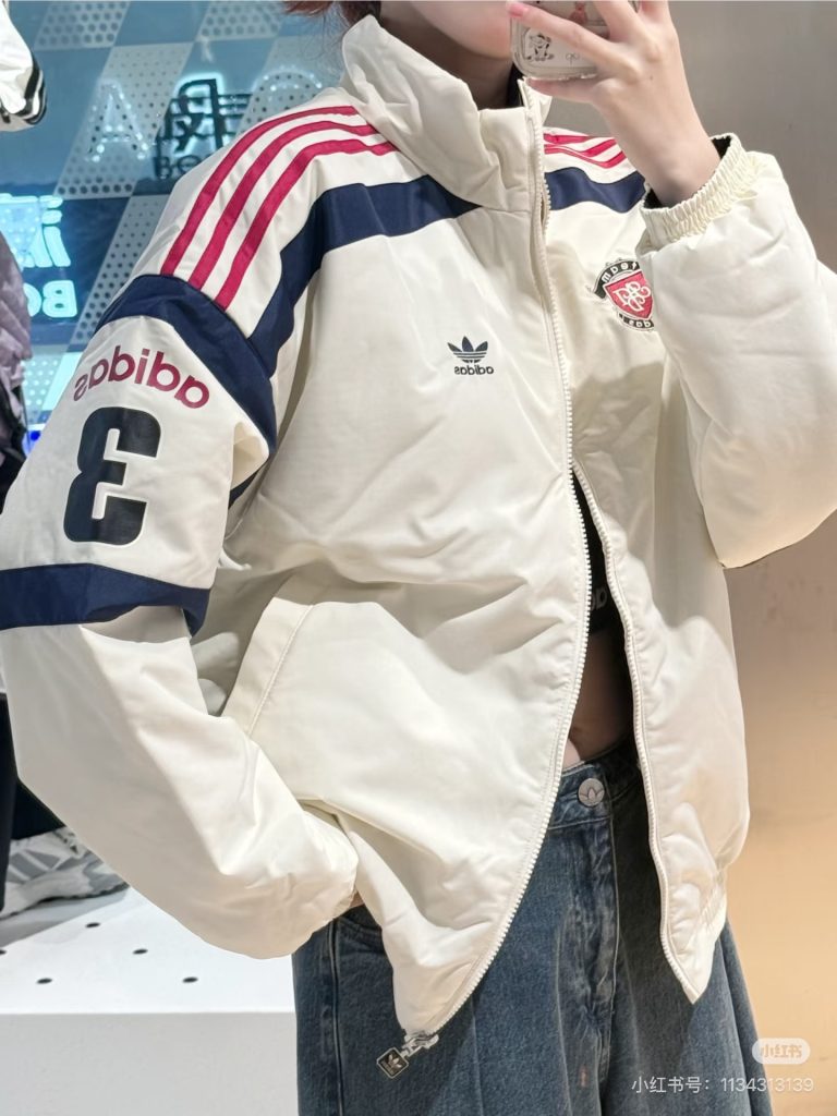 ADIDAS ジャケット ブラック/ネイビー チームロゴ パッチ付き 2WAY レザー調素材 2色展開 - 画像 2